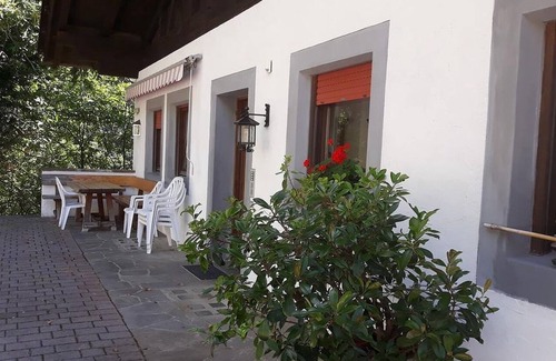 Lagundo Apartment | Vacation Apartment "Sofia Gross" with Spectacular Panoramic Mountain View & Shared Garden