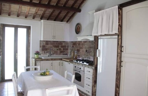 Notaresco Apartment | Vacation apartment with pool in historic country house Casa Norina