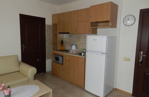 Sunny Beach Condo | Vacation apartment with 2 bedrooms (5 beds), 1 living room with kitchenette