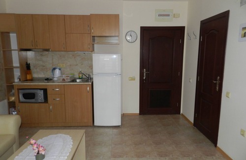 Sunny Beach Condo | Vacation apartment with 2 bedrooms (5 beds), 1 living room with kitchenette