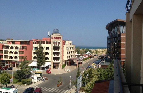 Sunny Beach Condo | Vacation apartment with 2 bedrooms (5 beds), 1 living room with kitchenette