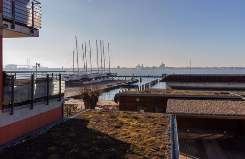 Altefaehr Apartment | Vacation apartment Zeitlos with sun and lake view - Ferienwohnung Zeitlos