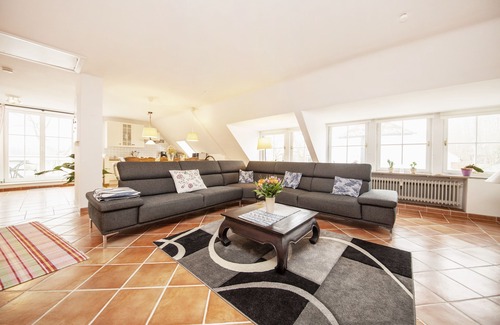 Grebin Apartment | Vacation apartment "Zum See": Direct view of the lake and the dressage arena
