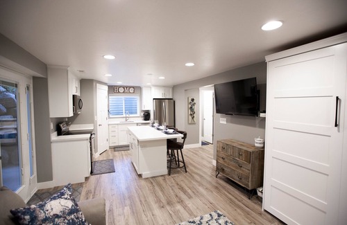 Sandy Apartment | Vacation Bliss! Skier's Dream! Covered Hot Tub/Spa, Fire Pit, Mountain Views.