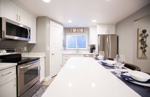 Sandy Apartment | Vacation Bliss! Skier's Dream! Covered Hot Tub/Spa, Fire Pit, Mountain Views.