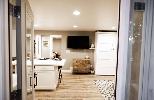 Sandy Apartment | Vacation Bliss! Skier's Dream! Covered Hot Tub/Spa, Fire Pit, Mountain Views.