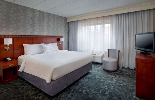Foxboro Hotel | Vacation Day Is Always A Great Idea! Short Drive to Borderland State Park
