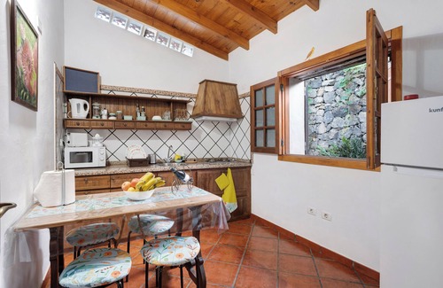 Las Rosas House | Vacation Home 'El Nogal' with Sea View, Private Terrace and Wi-Fi