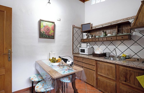 Las Rosas House | Vacation Home 'El Nogal' with Sea View, Private Terrace and Wi-Fi