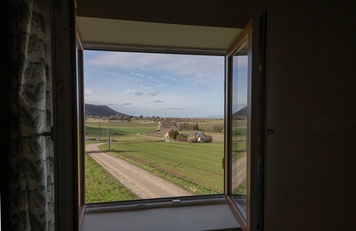 Saint-Jean-d'Avelanne House | Vacation Home "Gite 8p Ouest Isere-Savoie" with Mountain View, Private Terrace & Wi-Fi