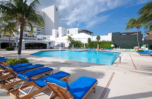 Punta Cancun Apartment | Vacation getaway with beach access & balcony