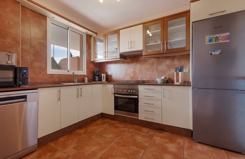 Bahia Calma Apartment | Vacation 'Gomera' with Shared Pool, Wi-Fi and Air Conditioning