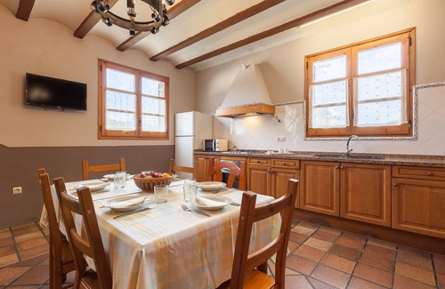 Sant Marti de Tous House | Vacation Home "El Mas De Tous" with Mountain View, Private Pool and Wi-Fi