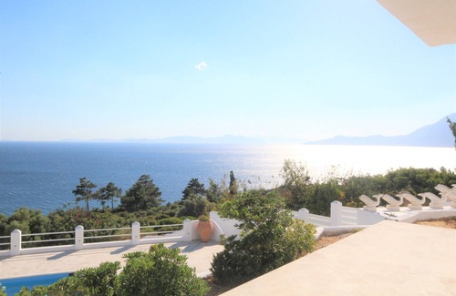 Marathokampos Villa | Vacation home Oraia Théa by the sea with private pool