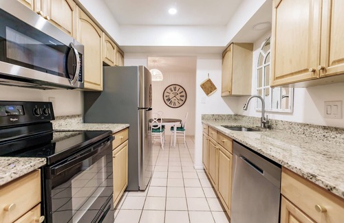 South Venice House | Vacation Home: 3 bedrooms, fire pit, pergola with outdoor seating, we love pets!