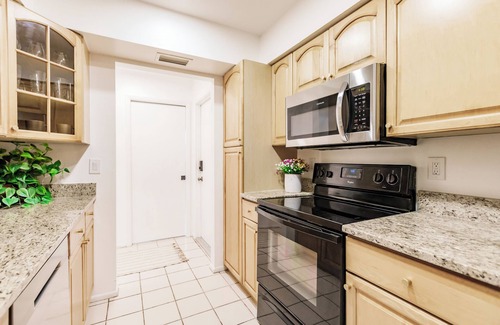 South Venice House | Vacation Home: 3 bedrooms, fire pit, pergola with outdoor seating, we love pets!