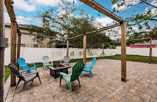 South Venice House | Vacation Home: 3 bedrooms, fire pit, pergola with outdoor seating, we love pets!