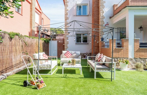 Comarruga House | Vacation Home '50 M to the Beach' with Private Terrace, Wi-Fi and Air Conditioning