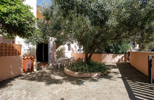 Agrustos House | Vacation Home "Appartamento Dell'Oleandro" with Garden, 2 Private Terraces & Wi-Fi