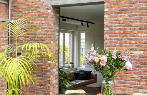 Hoogeinde House | Vacation home with conservatory in beautiful fruit region and yet close to cultural cities.