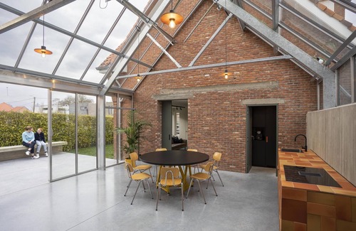 Hoogeinde House | Vacation home with conservatory in beautiful fruit region and yet close to cultural cities.