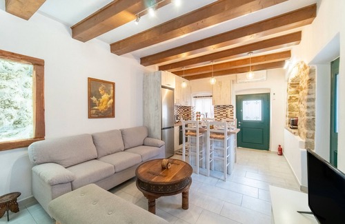 Chlomos House | Vacation Home "Bekiris Traditional Inn" with Private Terrace, A/C & Wi-Fi
