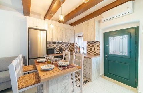 Chlomos House | Vacation Home "Bekiris Traditional Inn" with Private Terrace, A/C & Wi-Fi