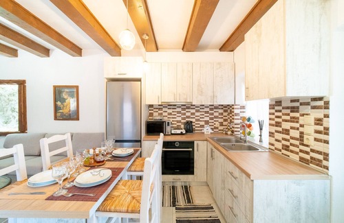 Chlomos House | Vacation Home "Bekiris Traditional Inn" with Private Terrace, A/C & Wi-Fi