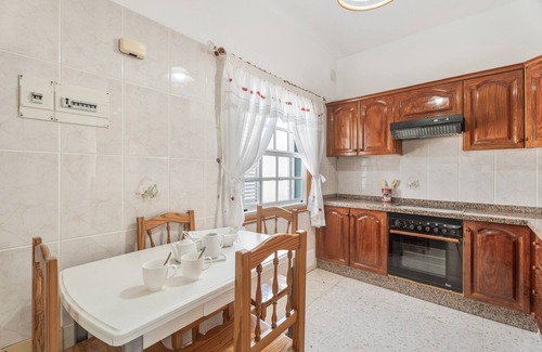 Abades House | Vacation Home 'Bonita Casa Annie' with Private Terrace and Wi-Fi