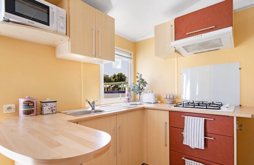 Medina-Sidonia House | Vacation Home "Bungalow La Villoria Deluxe 7" with Shared Pool, Private Terrace & Wi-Fi