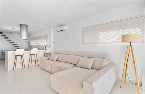 Santa Pola House | Vacation Home "Casa En La Orilla De La Playa" with Balcony, 2 Private Terraces & Wi-Fi
