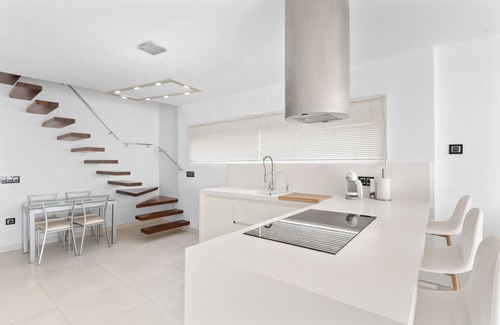 Santa Pola House | Vacation Home "Casa En La Orilla De La Playa" with Balcony, 2 Private Terraces & Wi-Fi