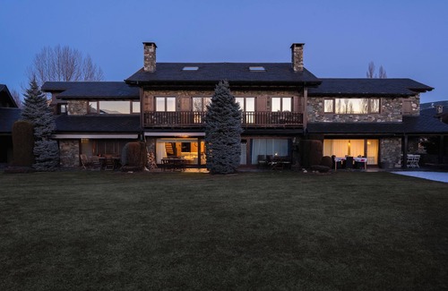 Soriguerola House | Vacation Home "Casa Fontanals de Cerdanya" with Mountain View, Wi-Fi, Terrace & Garden