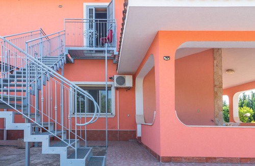 Melilli House | Vacation Home "Casa Mariaroberta" with Shared Pool, Whirlpool & Wi-Fi