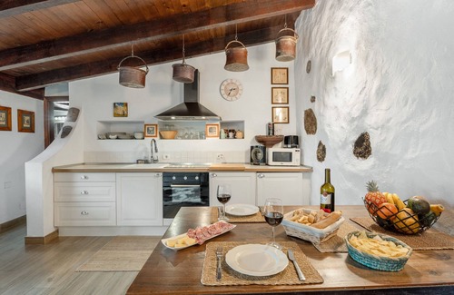 Tacoronte House | Vacation Home 'Casa Palmera - Private Paradise' with Sea View, Terrace and Wi-Fi