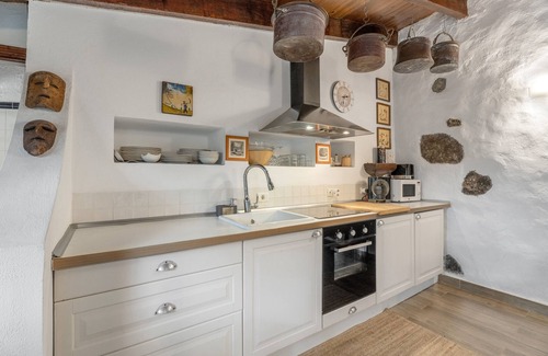 Tacoronte House | Vacation Home 'Casa Palmera - Private Paradise' with Sea View, Terrace and Wi-Fi