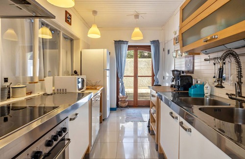 Vila Baleira House | Vacation Home 'Casa da Praia' Near Beach with Private Terrace & Wi-Fi