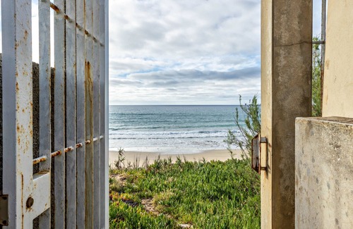 Vila Baleira House | Vacation Home 'Casa da Praia' Near Beach with Private Terrace & Wi-Fi