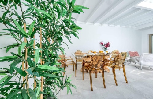 Arrecife House | Vacation Home 'Casa Yus' with Private Terrace, Wi-Fi and Air Conditioning