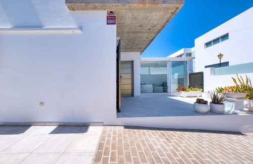 Arrecife House | Vacation Home 'Casa Yus' with Private Terrace, Wi-Fi and Air Conditioning