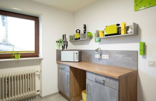 Wiebelskirchen Apartment | Vacation home Charlotte - vacation home, bathroom, toilet and bathtub, 4 bedrooms