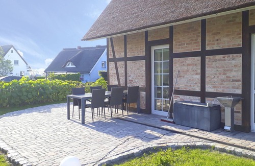 Monchgut-Granitz House | Vacation home in an idyllic location, with terrace and garden - Ferienhaus Min Hüsung