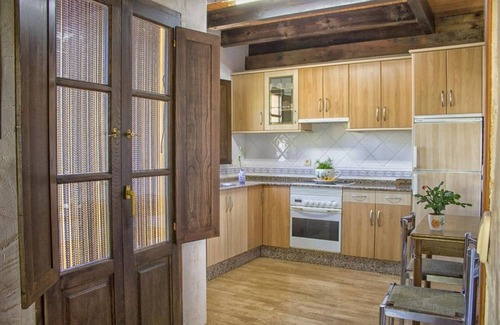 Villanueva de Valdueza House | Vacation Home "El Susurro" with Mountain View, Balcony & Wi-Fi