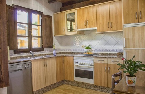 Villanueva de Valdueza House | Vacation Home "El Susurro" with Mountain View, Balcony & Wi-Fi