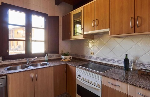 Villanueva de Valdueza House | Vacation Home "El Susurro" with Mountain View, Balcony & Wi-Fi