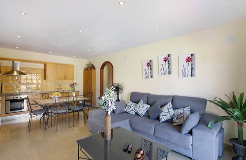 Icod de los Vinos Ski Chalet | Vacation Home 'Villa Tazana' with Sea View, Pool & Wi-Fi