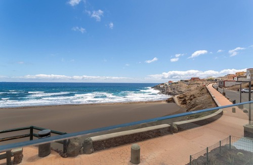 Telde House | Vacation Home 'Casa Surf Playa Del Hombre' with Sea View, Private Terrace and Wi-Fi