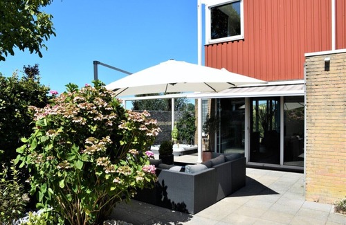 Dronten House | Vacation home Flevoland - with terrace, garden and jacuzzi