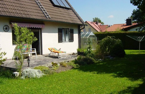 Furstenfeldbruck District House | Vacation home for up to 5 people in Schöngeising. Quiet location. Munich S-Bahn.