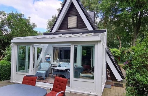 Wiefelstede House | Vacation home "Haus am See" - Holiday home, shower, WC